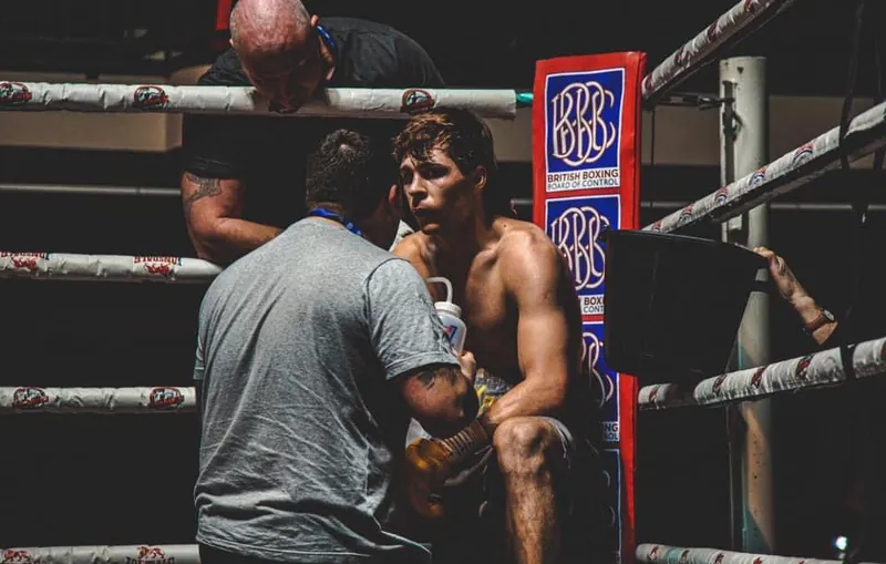 Constantin Ursu sitting in the corner between rounds